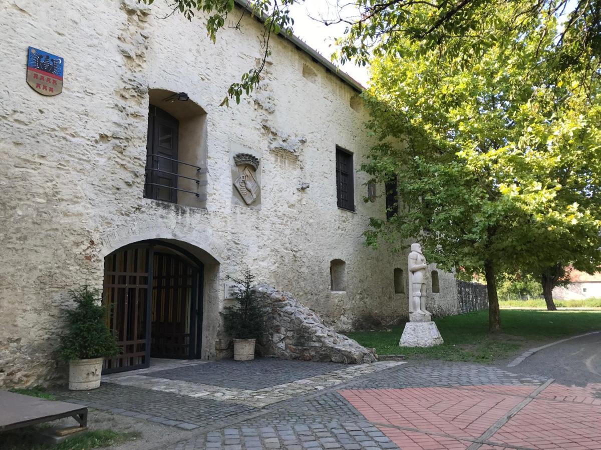 Huszarvar Hotel Kastelyszallo Szerencs Exteriör bild